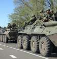 <p>Militares russos dirigem veículos blindados nos arredores da cidade de Belgorod, perto da fronteira russo-ucraniana, nesta sexta-feira</p>  Foto: Reuters
