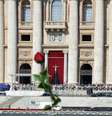 <p>Tapeçarias com retratos de João Paulo II (à esquerda) e Papa João XXIII (à direita) foram penduradas nas varandas da basílica de São Pedro, no Vaticano. Foto de 25 de abril, dois dias antes da canonização dupla</p>  Foto: AFP