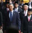 <p>Presidente dos EUA, Barack Obama, caminha ao lado do rei da Malásia do Kedah, Abdul Halim (à direita) e do primeiro-ministro Najib Razak em uma cerimônia na Praça do Parlamento, em Kuala Lumpur, neste sábado, 26 de abril</p>  Foto: Reuters