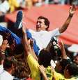 Carlos Alberto Parreira é festejado pela Seleção Brasileira na final contra a Itália  Foto: AFP