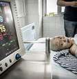 <p>Traumatizada: grávida ferida olha para um monitor de freqüência cardíaca após ataque</p>  Foto: Daily Mail / Reprodução