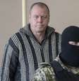 <p>Um observador internacional detido, que foi libertado, chega para um encontro com jornalistas no gabinete do prefeito em Slaviansk, neste domingo, 27 de abril</p>  Foto: Reuters