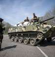 <p>Soldados ucranianos sentam&nbsp;em cima de um ve&iacute;culo blindado em um posto de controle, nos arredores da cidade de Slaviansk, neste domingo, 27 de abril</p>  Foto: Reuters