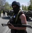<p>Soldados ucranianos montam guarda perto de um ve&iacute;culo blindado em um posto de controle fora da cidade de Slaviansk, em 27 de abril</p>  Foto: Reuters