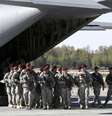 <p>Soldados americanos desembarcam no aeroporto de Riga, na Letônia, em 24 de abril</p>  Foto: Reuters