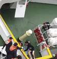 Imagem mostra momento em que capitão abandona o barco que naufraga na Coreia do Sul  Foto: EFE