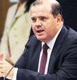 <p>Banco Central espera que o aumento recente das taxas de juros brasileiras contenham a inflação, disse Alexandre Tombini</p>  Foto: Eco Desenvolvimento