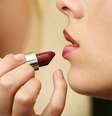 <p>Para fazer o ombré lips, use um batom framboesa e um fúcsia </p>  Foto: Andrea Felizolla