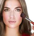 Blush: o pincel deve ser grande e arredondado para espalhar o cosmético nas maçãs do rosto  Foto: Shutterstock