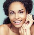 Apesar de poder ser realizado com diferentes ativos, o peeling nem sempre é indicado para as peles negras, que costumam reagir ao processo inflamatório desencadeado por ele com o desenvolvimento de manchas  Foto: Shutterstock 