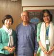 O Nobel da Paz Muhammad Yunus visita, ao lado de diretora executiva e da coordenadora do Yunus Social Business, o Yunus Social Business em março deste ano  Foto: Facebook / Reprodução