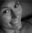 Courtney Sanford, 32 anos, postou selfies e mudou status do Facebook enquanto dirigia  Foto: Reprodução/ The Independent