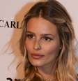 A modelo Yasmin Brunet aposta no óleo de coco, na hidratação constante e no surf spray para montar um cabelo com aspecto bagunçado  Foto: Getty Images