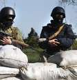 <p>Tropas do governo ucraniano fazem guarda em um posto de controle perto da aldeia de Dolina</p><p> </p>  Foto: AP
