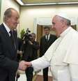 <p>Papa Francisco&nbsp;aperta a m&atilde;o do rei da Espanha, Juan Carlos, durante uma audi&ecirc;ncia privada no Vaticano, nesta segunda-feira, 28 de abril</p>  Foto: Reuters