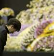 Park Geun-hye esteve nesta terça em um memorial em Ansan, construído em memória das vítimas do naufrágio  Foto: Reuters