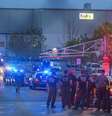 <p>Bombeiros e equipe de resgate participa de plantão em frente ao local do acidente, depois que um homem abriu fogo dentro do edifício</p>  Foto: Reuters