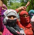 <p>Indianas fazem protesto contra estupro, em Nova Delhi, em 22 de abril</p>  Foto: AFP