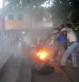 <p>Espectadores indianos tentam apagar o fogo do corpo de um homem chamado pela polícia como Durgesh Kumar Singhb, durante um debate eleitoral televisionado, em um parque local da cidade de Sultanpur, na Índia</p>  Foto: AFP
