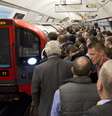 <p>Greve de metroviários lota estações em Londres</p>  Foto: Reuters