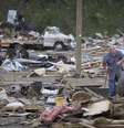 Homem recupera o pneu de um trailer destruído por tempestades em Mayflower, no Arkansas, Estados Unidos, nesta terça-feira. 29/04/2014  Foto: Carlo Allegri / Reuters