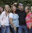 <p>Nesta foto, de 11 de setembro de 2013, o americano Brady Williams posa com suas cinco esposas em frente à sua casa em uma comunidade polígama fora de Salt Lake City, Utah, EUA</p>  Foto: AP