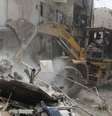 Um homem opera uma escavadeira em um local atingido por uma bomba detonada por forças leais ao presidente da Síria, Bashar Al-Assad, em Aleppo, em 28 de abril  Foto: Reuters