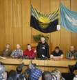 <p>Prefeito da cidade de&nbsp;Slaviansk, Vyacheslav Ponomaryov (4&ordm; &agrave; direita),&nbsp;e observadores internacionais da OSCE participaram de um encontro com jornalistas na cidade em 27 de abril</p>  Foto: Reuters