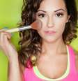O blush promove um ar saudável, realçando o brilho da make  Foto: Shutterstock