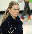 <p>"O traço mais discreto deste make da Chanel é acompanhado por uma sombra prata esfumada em toda a pálpebra, que ilumina com suavidade", comenta a expert</p>  Foto: Getty Images
