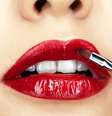 <p>Batom com o contorno do l&aacute;pis lab destaca ainda mais o l&aacute;bio</p>  Foto: Shutterstock