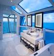 O Celebrity Reflection possui as exclusivas Reflection Suite. São duas suítes localizadas em uma área privada com atendimento do serviço de mordomo e que possuem boxes em vidro que se estendem para o lado de fora do navio  Foto: Celebrity Cruises / Divulgação