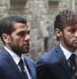 Daniel Alves e Neymar lideram campanha nas redes sociais contra o racismo  Foto: EFE