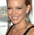 Aos 26 anos de idade e de volta ao cenário musical, a cantora e atriz Hilary Duff investe na esfoliação dos lábios. Para deixá-los sempre bonitos e saudáveis, ela mistura açúcar com geleia de petróleo na região com a ajuda de uma escova de dentes   Foto: Shutterstock 