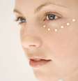 Por causa da textura fina e da sensibilidade da área dos olhos, diversos tipos de cosméticos podem causar problemas sérios de alergia   Foto: Thinkstock  