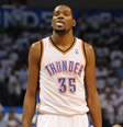 Kevin Durant errou lance livre em momento decisivo, e, agora, o Thunder está perto de ser eliminado  Foto: Reuters