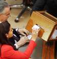 <p>Membros do parlamento depositam os seus votos para eleger o novo presidente libanês, no último dia 23. Eleição não foi concluída</p>  Foto: AP