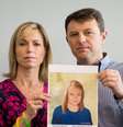 <p>Pais de Madeleine McCann posam com retratro que mostra como a menina desaparecida estaria cinco anos após o crime, em 2 de Maio de 2012 </p>  Foto: AFP