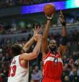 Nenê encara a marcação de Noah na vitória dos Wizards  Foto: AFP