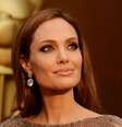 Angelina Jolie valoriza seus lábios com batom claro e cintilante  Foto: Getty Images
