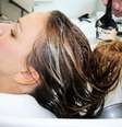 Antes de iniciar a reconstrução de mousse de chocolate, o cabelo é lavado com xampu de chocolate  Foto:  Divulgação / Pierre Louis Coiffeur