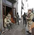 <p>Homens armados pró-Rússia se reúnem na entrada da sede do governo regional em Luhansk</p>  Foto: Reuters