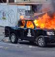 Grupo de jovens levantava barricada em uma rua próxima e, ao avistar o veículo estacionado, decidiu atear fogo à caminhonete  Foto: AFP