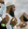 <p>Peregrinos&nbsp;usam&nbsp;m&aacute;scaras como precau&ccedil;&atilde;o contra a s&iacute;ndrome respirat&oacute;ria Oriente M&eacute;dio durante ora&ccedil;&atilde;o, perto da cidade sagrada mu&ccedil;ulmana de Meca, na Ar&aacute;bia Saudita</p>  Foto: AP