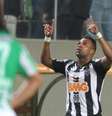 <p>Fernandinho j&aacute; acertou valores com Atl&eacute;tico-MG</p>  Foto: EFE