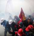 <p>Pessoas correm e se protegem, quando&nbsp;a pol&iacute;cia de choque usa canh&otilde;es de &aacute;gua e g&aacute;s lacrimog&ecirc;neo para dispersar milhares de manifestantes que tentam chegar &agrave; principal pra&ccedil;a de Istambul, a&nbsp;Taksim square,&nbsp;para celebrar o 1&ordm; de maio em Istambul, Turquia</p>  Foto: AP