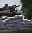 <p>Tropas do governo ucraniano guardam um posto de controle perto da aldeia de Dolina, a 30 quilômetros da cidade de Slovyansk, leste da Ucrânia, nesta quinta-feira, 1 de maio</p>  Foto: AP