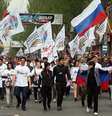 <p>Ucranianos acenam&nbsp;bandeiras russas&nbsp;enquanto pariticpam de marcha&nbsp;dp Primeiro de Maio, na cidade ucraniana de Donetsk, no leste</p>  Foto: AFP