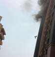 <p>Um homem que passava no momento do acidente capturou a queda dos dois bombeiros</p>  Foto: Twitter