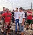 O prefeito de Santos (de calça jeans e camisa) foi até o local do incêndio nesta quinta  Foto: Divulgação